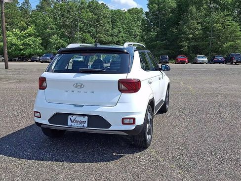 Certified 2025 Hyundai Venue Limited FWD image 7