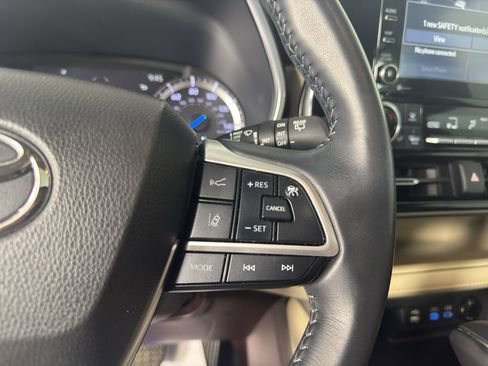 Used 2022 Toyota Highlander XLE AWD/4WD image 21