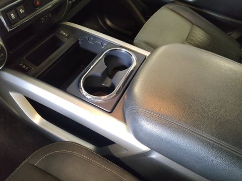 Used 2019 Nissan Titan SV w/ SV Convenience Package AWD/4WD image 26