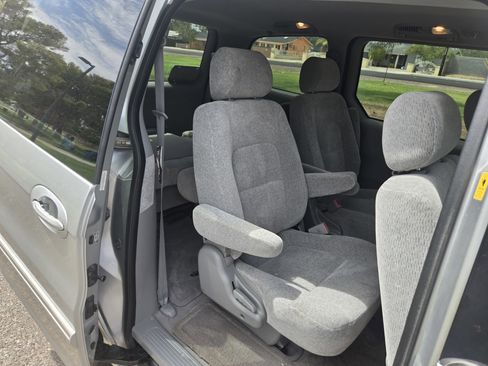 Used 2005 Kia Sedona LX w/ Value Pkg image 16