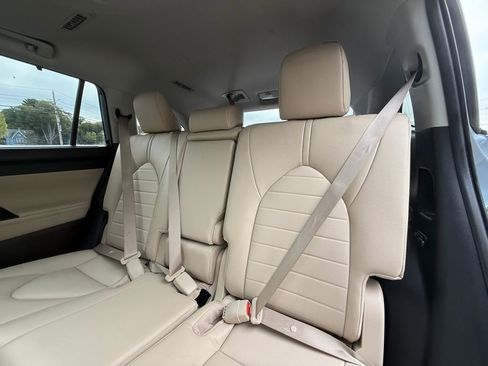 Used 2022 Toyota Highlander XLE image 13