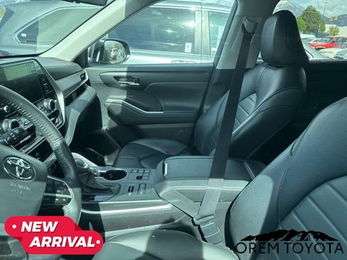 Used 2024 Toyota Highlander XLE AWD/4WD image 5