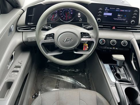 Used 2021 Hyundai Elantra SE image 15