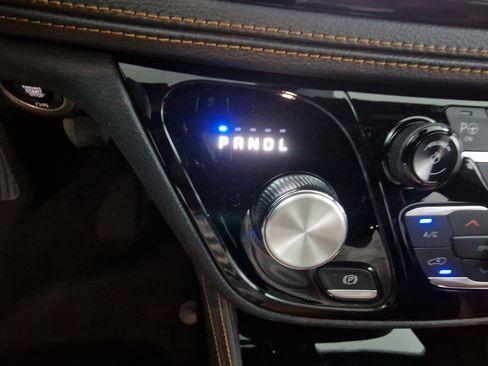 Used 2023 Chrysler Pacifica Pinnacle FWD image 20