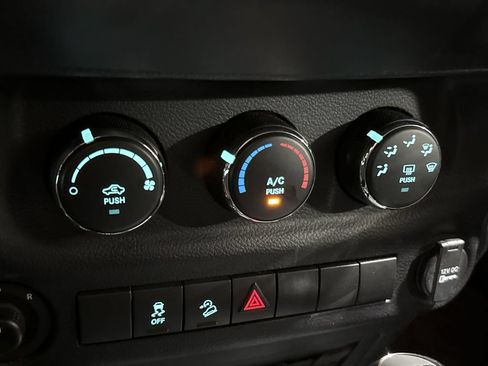 Used 2017 Jeep Wrangler Sport AWD/4WD image 16