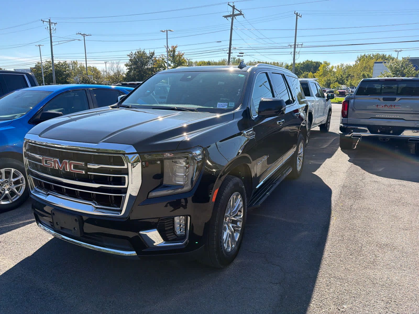 Used 2023 GMC Yukon SLT w/ SLT Premium Package AWD/4WD image 3