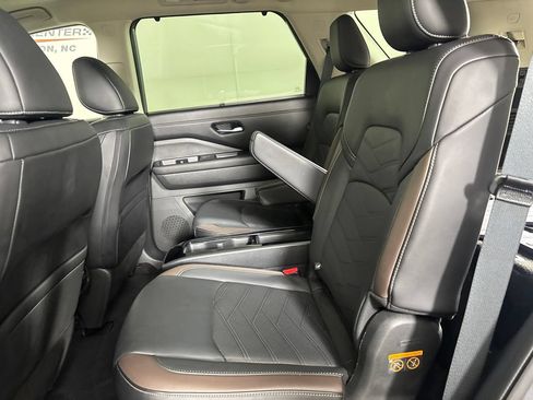 Used 2025 Nissan Pathfinder Platinum FWD image 26