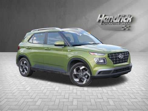 Used 2024 Hyundai Venue SEL FWD image 2