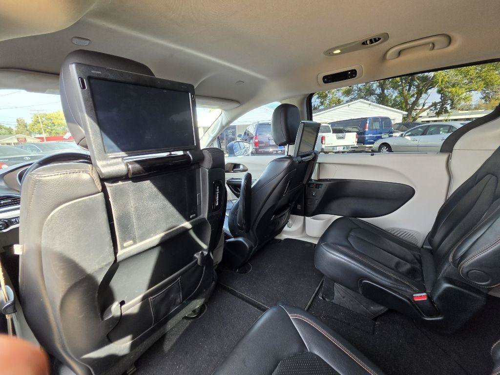 Used 2017 Chrysler Pacifica Touring-L Plus w/ Tire & Wheel Group FWD image 18