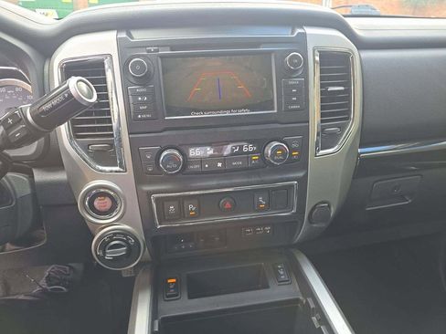 Used 2019 Nissan Titan SV w/ SV Convenience Package image 4