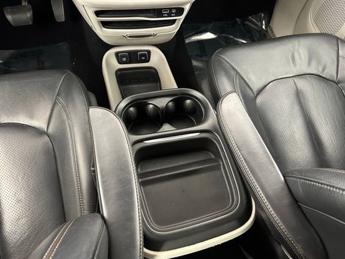 Used 2018 Chrysler Pacifica Touring-L w/ Premium Audio Group image 17