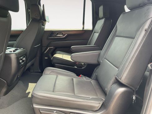 Used 2025 GMC Yukon XL Denali w/ Denali Reserve Package AWD/4WD image 13