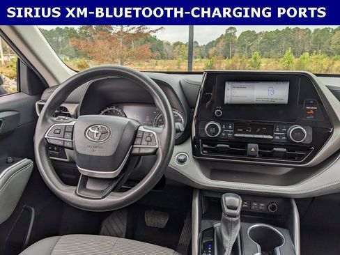 Used 2023 Toyota Highlander L image 11