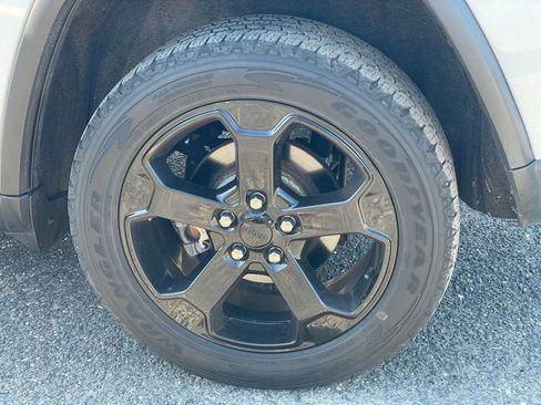 Used 2019 Jeep Grand Cherokee Laredo image 28