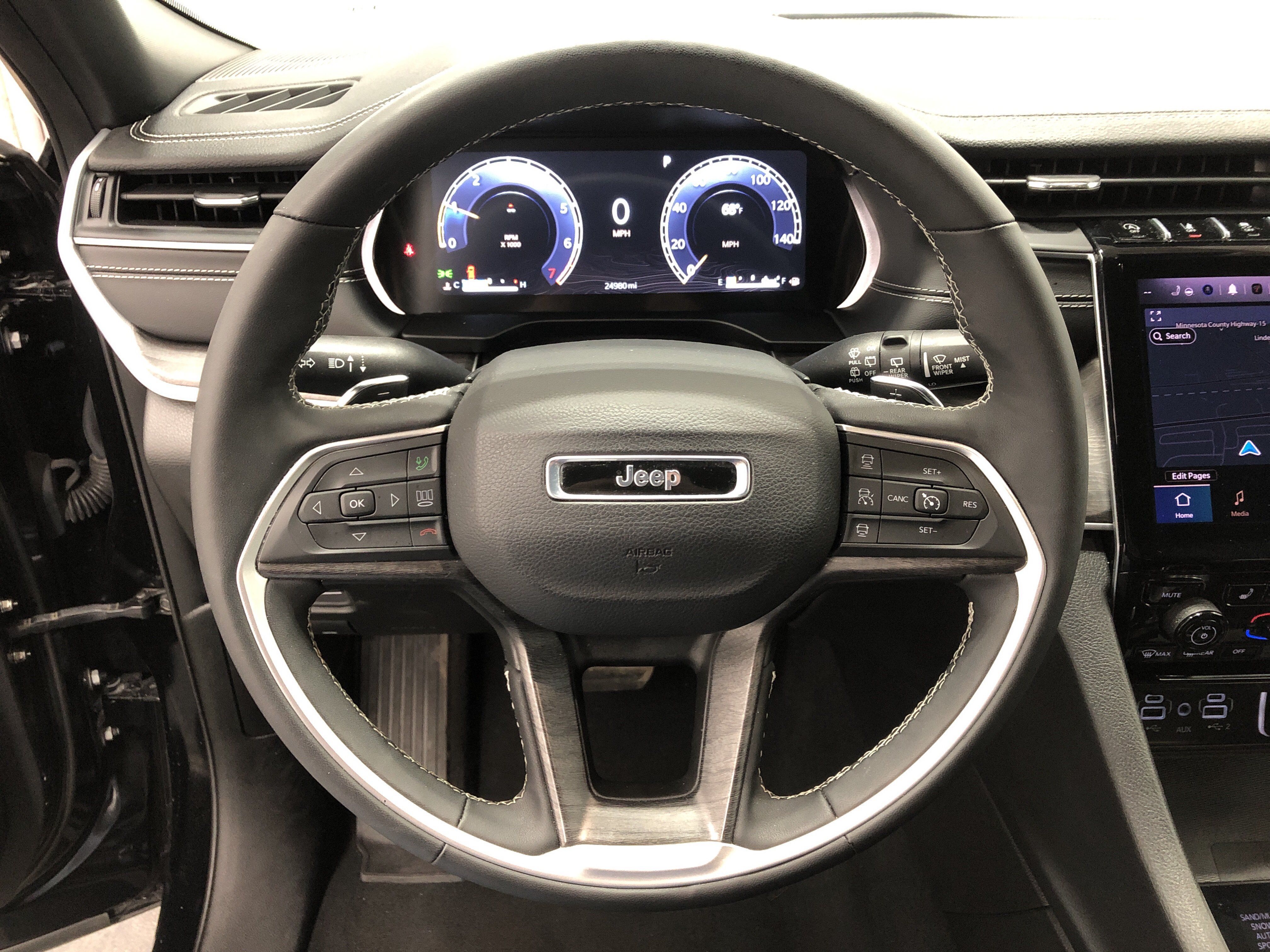 Certified 2025 Jeep Grand Cherokee Limited w/ Luxury Tech Group II AWD/4WD image 23