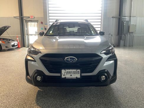 Used 2025 Subaru Outback Premium AWD/4WD image 2