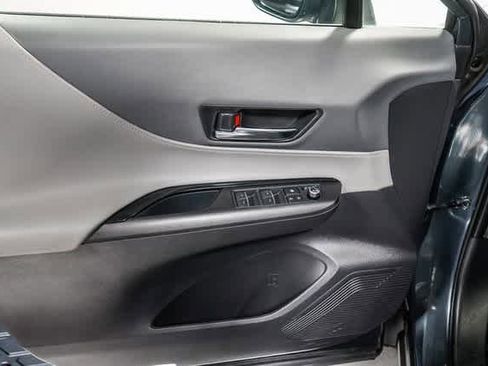 Certified 2022 Toyota Venza LE image 23