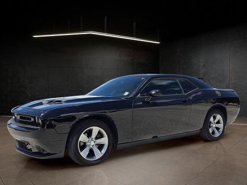 Used 2015 Dodge Challenger SXT RWD image 3