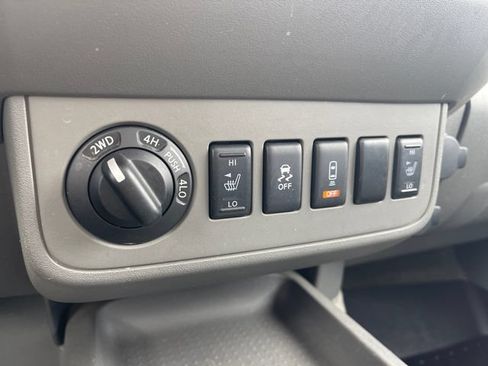 Used 2015 Nissan Frontier SL w/ Moonroof Package AWD/4WD image 27