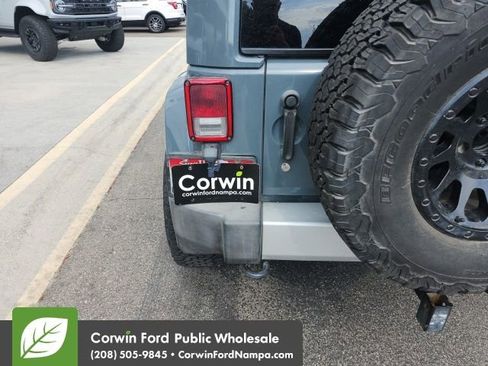 Used 2014 Jeep Wrangler Unlimited Sahara w/ Dual Top Group AWD/4WD image 15