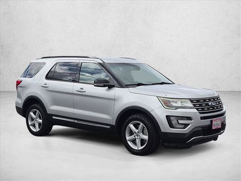 Used 2016 Ford Explorer XLT AWD/4WD image 3