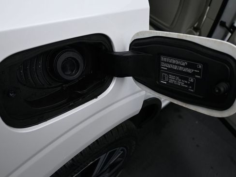 Certified 2023 Volvo XC60 B5 Plus w/ Protection Package Premier image 18