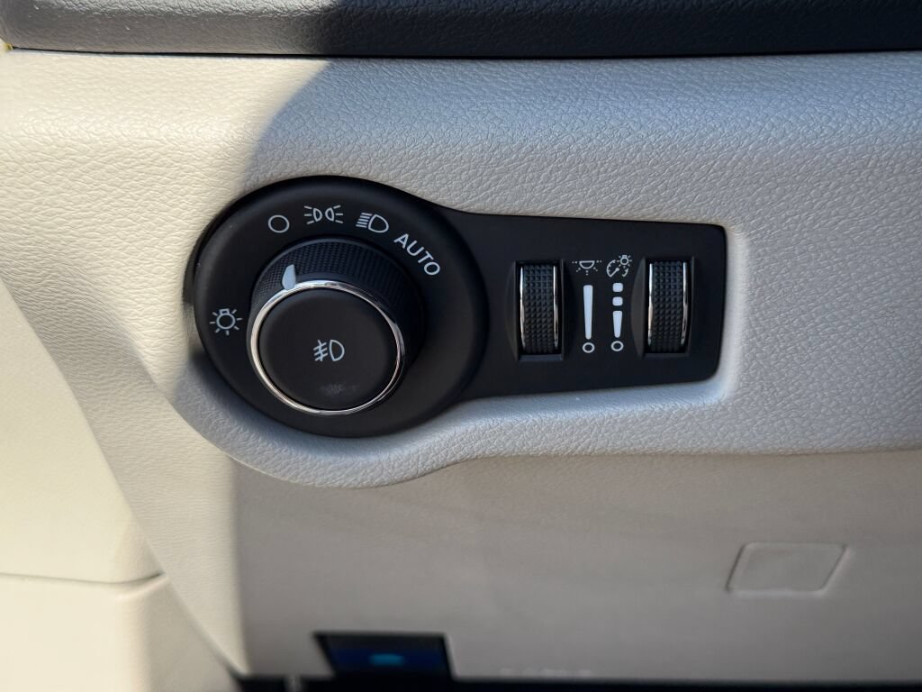 Used 2024 Chrysler Pacifica Touring-L FWD image 34