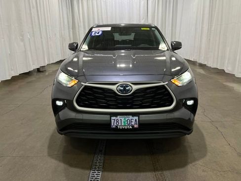 Certified 2024 Toyota Highlander XLE AWD/4WD image 9
