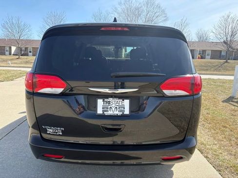 Used 2023 Chrysler Voyager LX FWD image 5