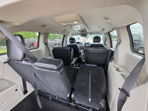 Used 2016 Chrysler Town & Country Touring FWD image 5