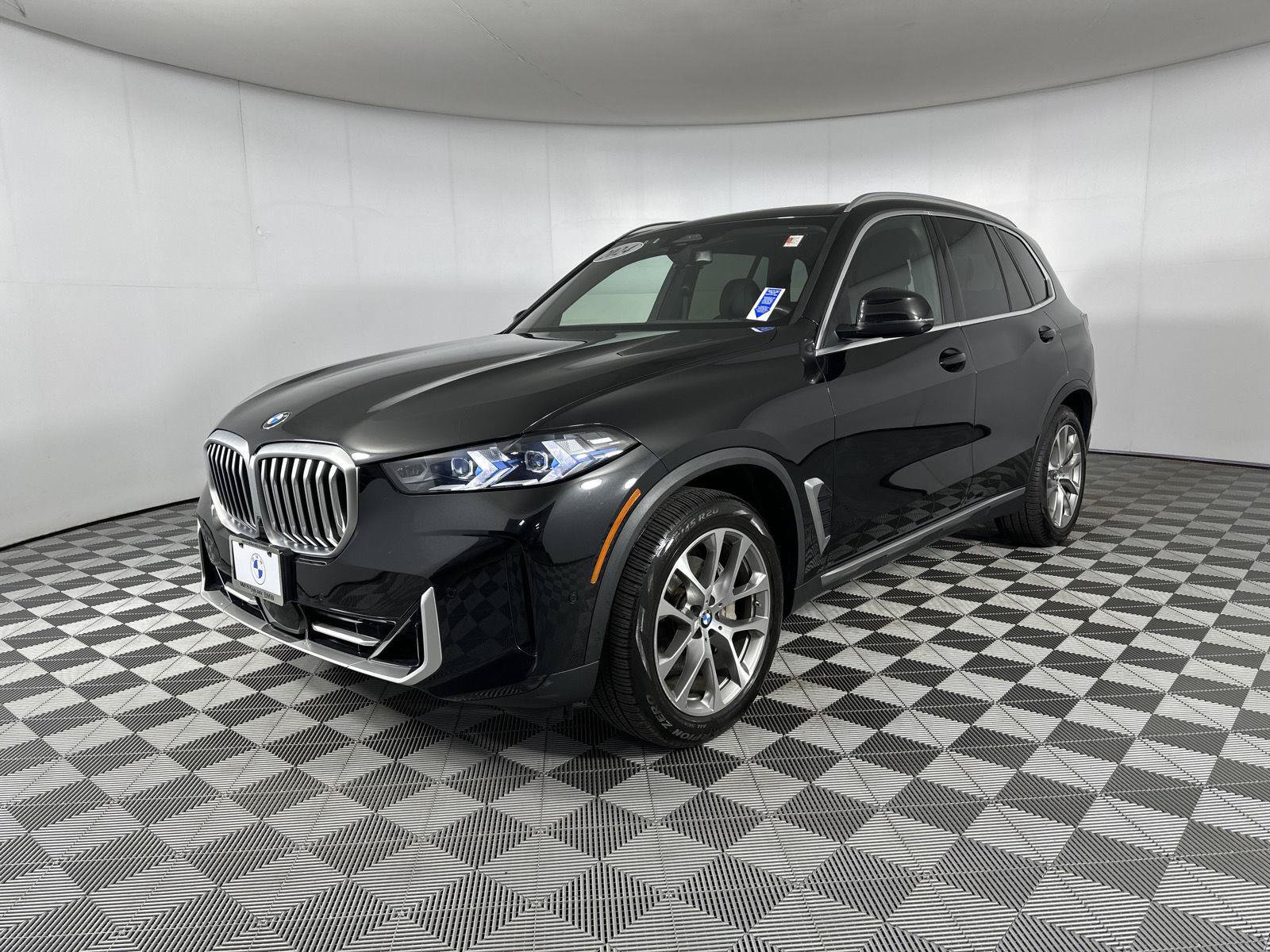 Used 2024 BMW X5 xDrive40i w/ Premium Package AWD/4WD image 3