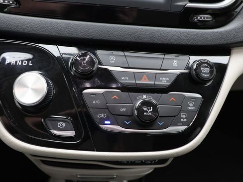 Used 2023 Chrysler Voyager LX image 22