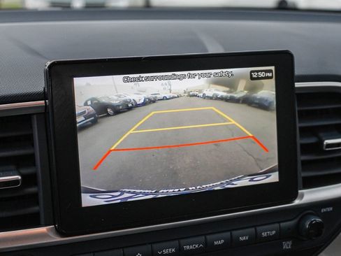 Used 2020 Hyundai Venue image 24