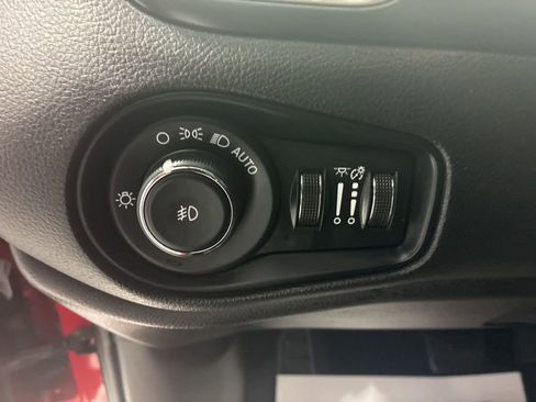 Used 2023 Jeep Renegade Latitude AWD/4WD image 19