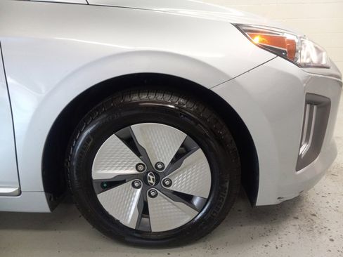 Used 2022 Hyundai Ioniq SE image 3