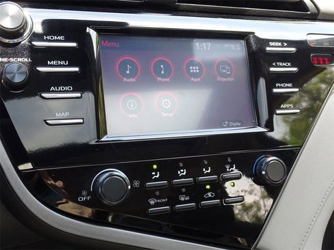 Used 2019 Toyota Camry LE image 18