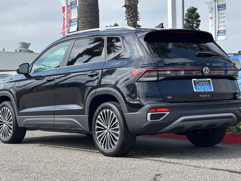 Used 2025 Volkswagen Taos SE w/ Panoramic Sunroof Package image 3