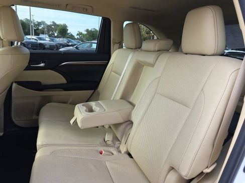 Used 2018 Toyota Highlander Limited FWD image 10
