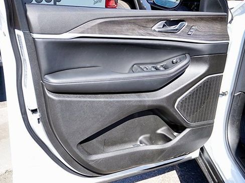 New 2026 Jeep Grand Cherokee Limited w/ Luxury Tech Group II image 28