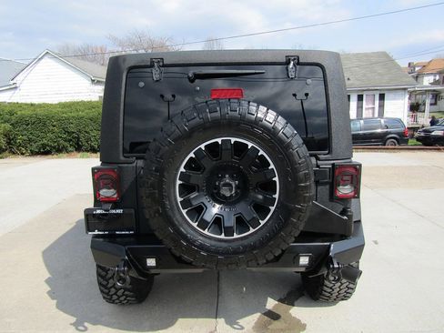 Used 2017 Jeep Wrangler Unlimited Sahara w/ Connectivity Group image 7