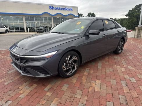 Used 2025 Hyundai Elantra Sport FWD image 4
