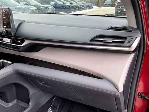Used 2022 Toyota Sienna XLE image 27
