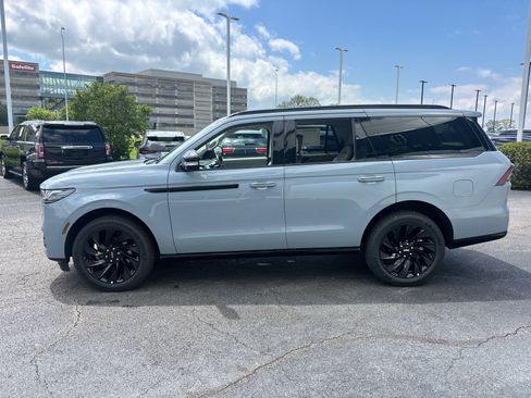 New 2026 Lincoln Navigator Reserve w/ Jet Appearance Package AWD/4WD image 4