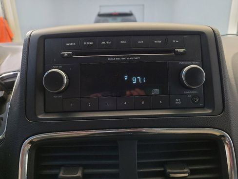 Used 2017 Dodge Grand Caravan SE image 25