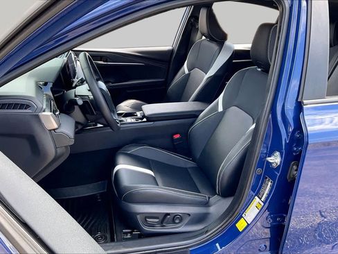 Used 2025 Toyota Camry SE w/ Convenience Package FWD image 8