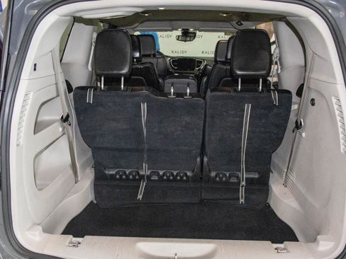 Used 2023 Chrysler Pacifica Touring-L image 23