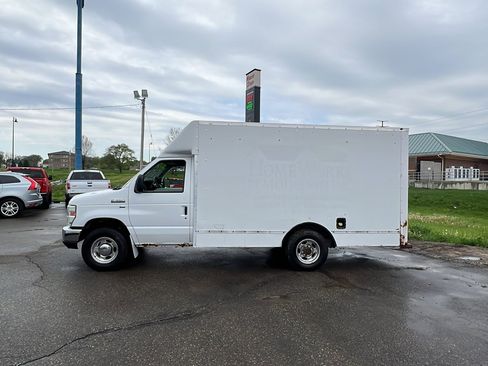 Used 2010 Ford E-350 and Econoline 350 Super Duty RWD image 3