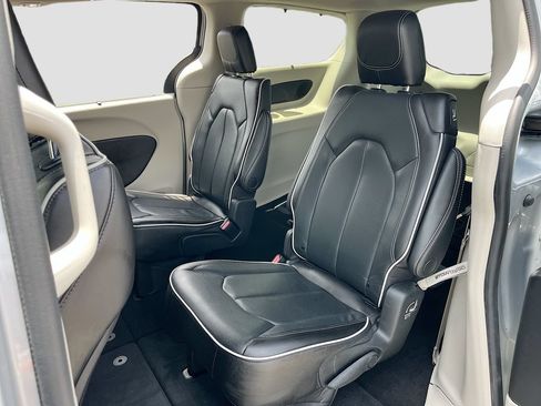 Used 2023 Chrysler Pacifica Limited FWD image 25