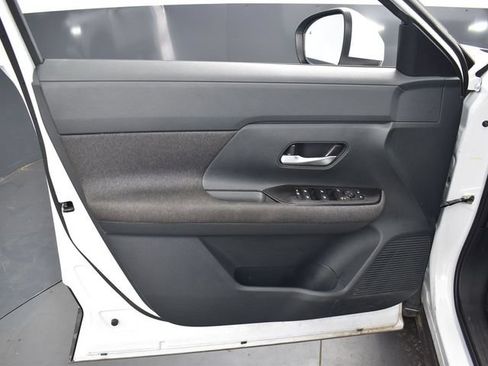 Used 2025 Nissan Kicks SV AWD/4WD image 11