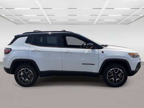 Used 2025 Jeep Compass Trailhawk w/ Trailhawk Elite Group AWD/4WD image 6